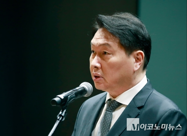 최태원 SK그룹 회장이 7일 서울 중구 을지로 SK텔레콤 사옥에서 열린 SKT 사이버 침해 사고 관련 데일리 브리핑에 참석해 대국민 사과를 하고 있다. 사진=SK그룹