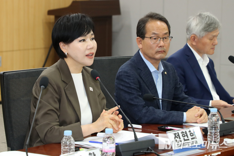 전현희 더불어민주당 의원이 7일 국회의원회관에서 열린 국가반부패청렴기구 개혁방안 토론회에서 개회사하고 있다. 사진=최동환 기자