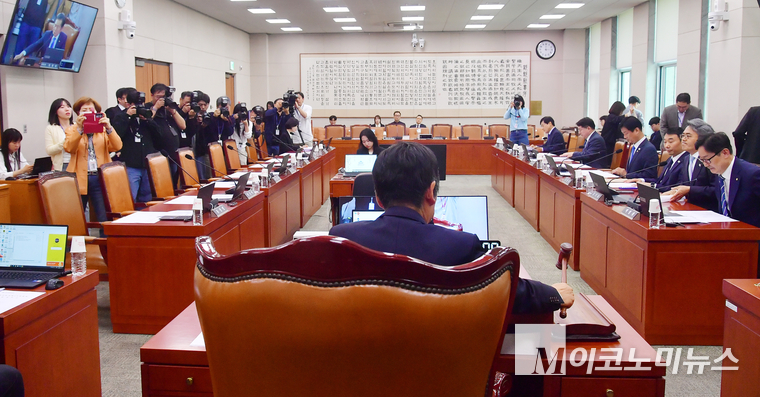 정청래 국회 법제사법위원장이 7일 국회에서 열린 법제사법위원회 전체회의에서 조희대 대법원장 등 사법부의 대선개입 의혹 진상규명 청문회 실시계획서 채택의 건을 가결하고 있다. 사진=최동환 기자