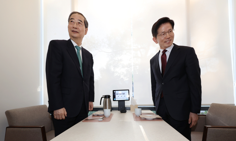 국민의힘 김문수 대선후보(오른쪽)와 무소속 한덕수 대선 예비후보가 7일 서울 종로구의 한 식당에서 후보 단일화 관련 회동을 하고 있다. 사진=연합뉴스