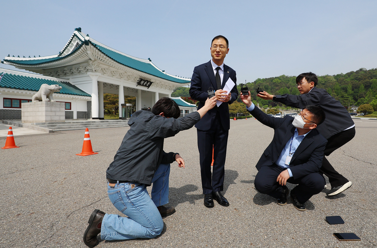 12·3 비상계엄 및 윤석열 전 대통령 탄핵과 관련해 당내에서 탈당 압박을 받아온 김상욱 의원이 8일 서울 동작구 현충원에서 참배 후 탈당 입장을 밝히고 있다. 사진=연합뉴스