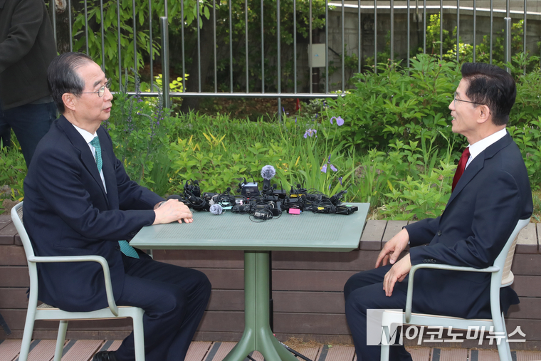 김문수 국민의힘 대선 후보와 한덕수 무소속 예비후보가 8일 오후 서울시 여의도 국회 사랑재 커피숍에서 단일화 관련 1:1 공개 회동을 하고 있다. 사진=최동환 기자