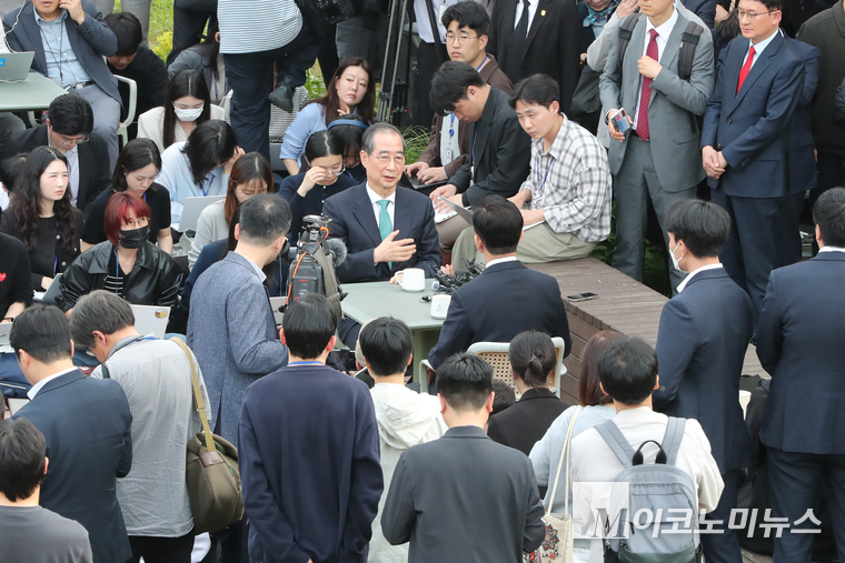 김문수 국민의힘 대선 후보와 한덕수 무소속 예비후보가 8일 오후 서울시 여의도 국회 사랑재 커피숍에서 단일화 관련 1:1 공개 회동을 하고 있다. 사진=최동환 기자