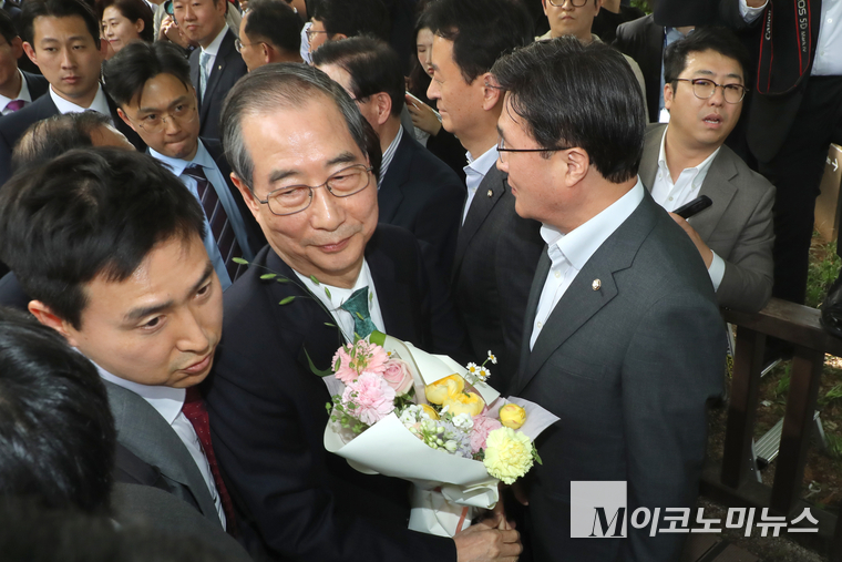 한덕수 무소속 예비후보가 8일 오후 서울시 여의도 국회 사랑재 커피숍에서 단일화 관련 1:1 공개 회동을 위해 국회 사랑재 커피숍으로 향하고 있다. 사진=최동환 기자