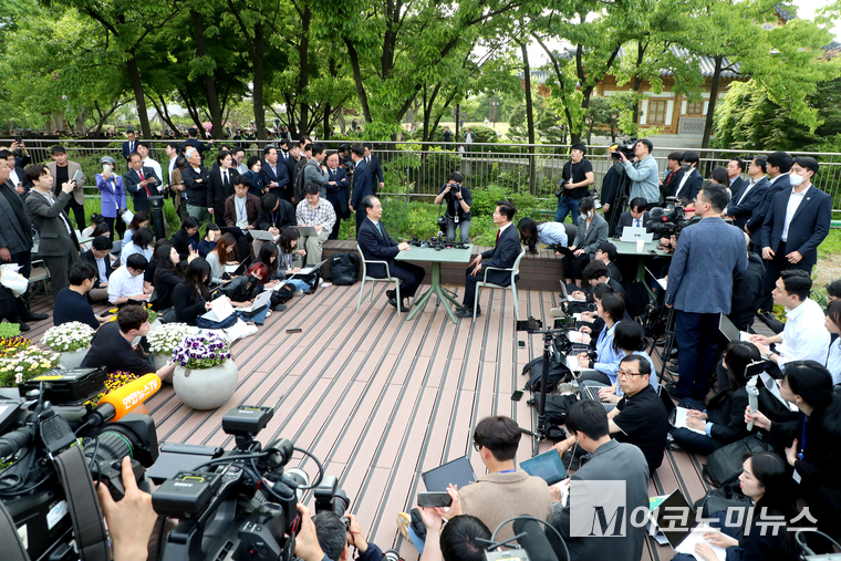 김문수 국민의힘 대선 후보와 한덕수 무소속 예비후보가 8일 오후 서울시 여의도 국회 사랑재 커피숍에서 단일화 관련 1:1 공개 회동을 하고 있다. 사진=최동환 기자