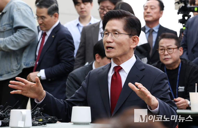 김문수 국민의힘 대선 후보가 8일 오후 서울시 여의도 국회 사랑재 커피숍에서 한덕수 무소속 예비후보와 단일화 관련 1:1 공개 회동에서 발언하고 있다. 사진=최동환 기자