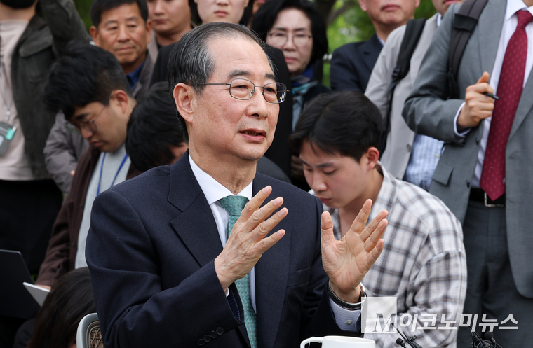 한덕수 무소속 예비후보가 8일 오후 서울시 여의도 국회 사랑재 커피숍에서 김문수 국민의힘 대선 후보와 단일화 관련 1:1 공개 회동에서 발언하고 있다. 사진=최동환 기자