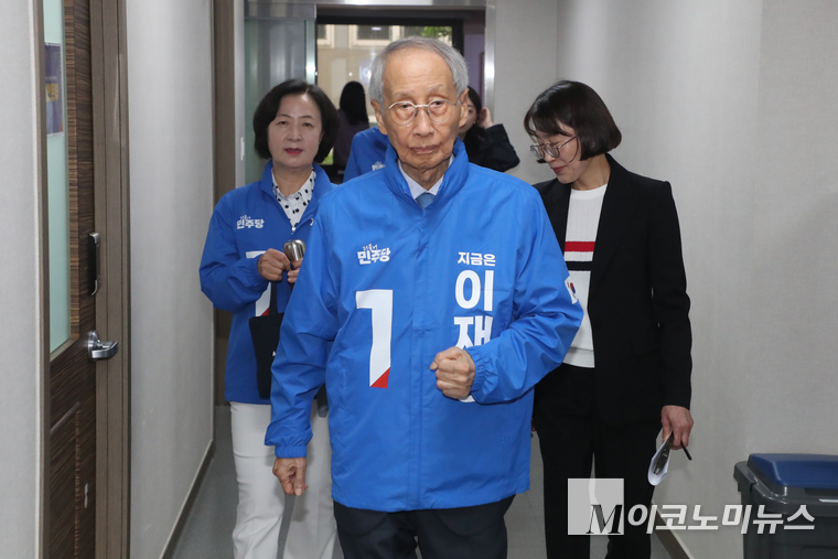 윤여준 더불어민주당 상임총괄선대위원장이 8일 여의도 중앙당사에서 열린 선대위 회의에 참석하고 있다. 사진=최동환 기자