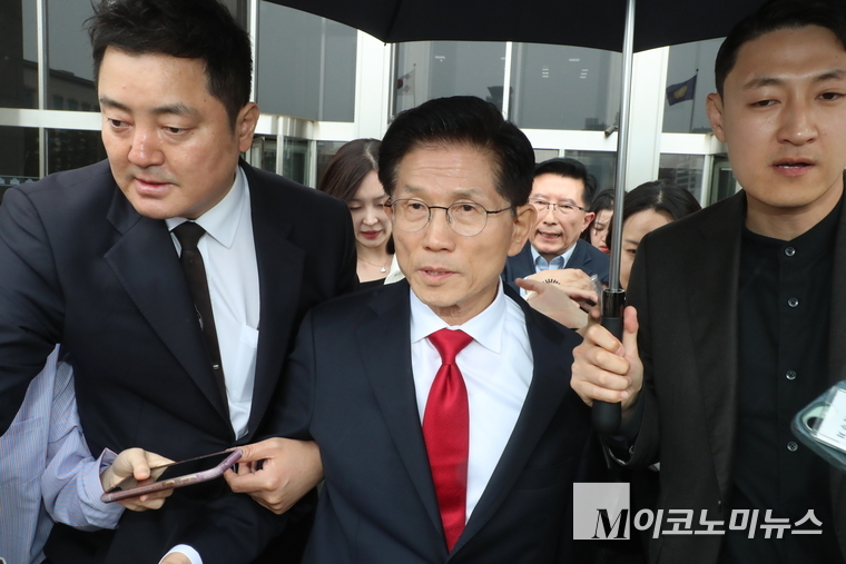 김문수 국민의힘 대선 후보는 9일 국민의힘 의원총회에서 모두 발언을 마치고 국회 본청을 나오고 있다. 사진=최동환 기자