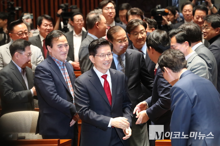 김문수 국민의힘 대선 후보가 9일 의원들의 환영을 받으며 국민의힘 의원총회에 참석하고 있다. 사진=최동환 기자