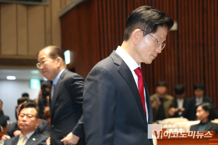 김문수 국민의힘 대선 후보가 9일 국민의힘 의원총회에 참석해 모두발언 후 퇴장하고 있다. 사진=최동환 기자