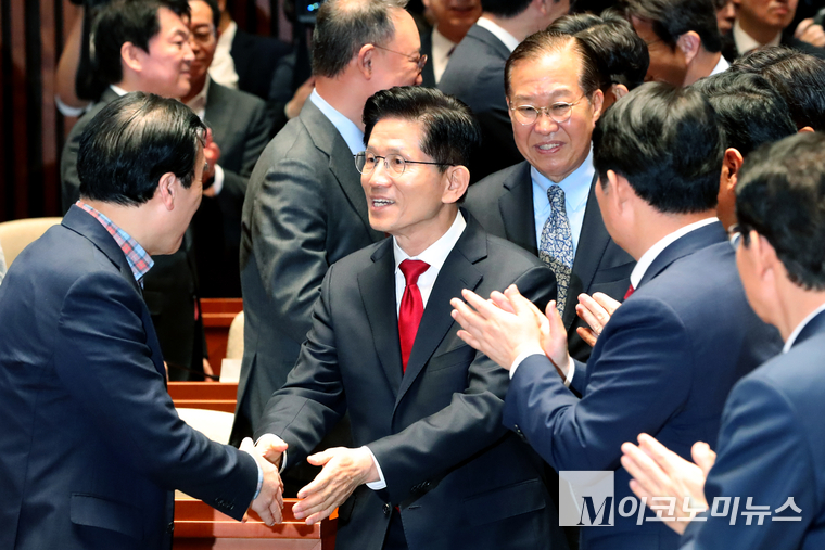 김문수 국민의힘 대선 후보가 9일 의원들의 환영을 받으며 국민의힘 의원총회에 참석하고 있다. 사진=최동환 기자
