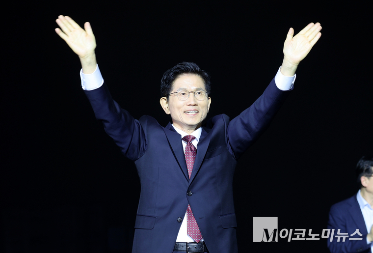 김문수 국민의힘 대선 후보가 지난 3일 제21대 대통령 선거 국민의힘 후보 선출 전당대회에 참석해 포즈를 취하고 있다. 사진=최동환 기자