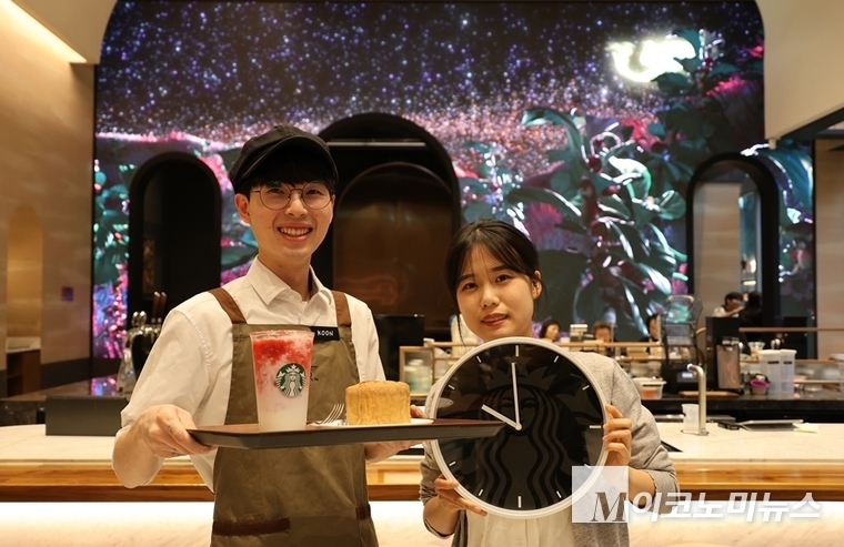스타벅스가 매장 영업시간을 밤 10시까지 순차적으로 확대한다. 사진=스타벅스 코리