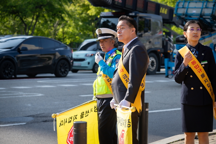이재준 수원시장인 지난해 5월 호매실동행정복지센터 앞 사거리에서 진행된 어린이 보행안전 캠페인에 참여하고 있다 <수원시 제공>