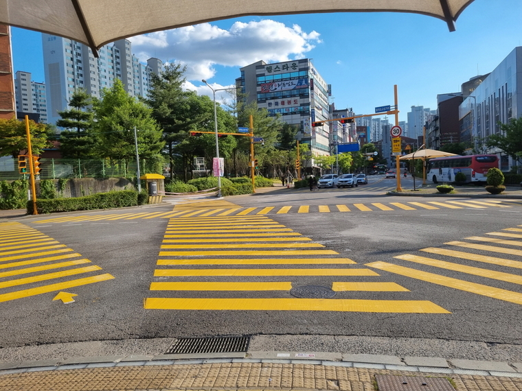 초등학교 앞 노란색 횡단보도 모습 <수원시 제공>