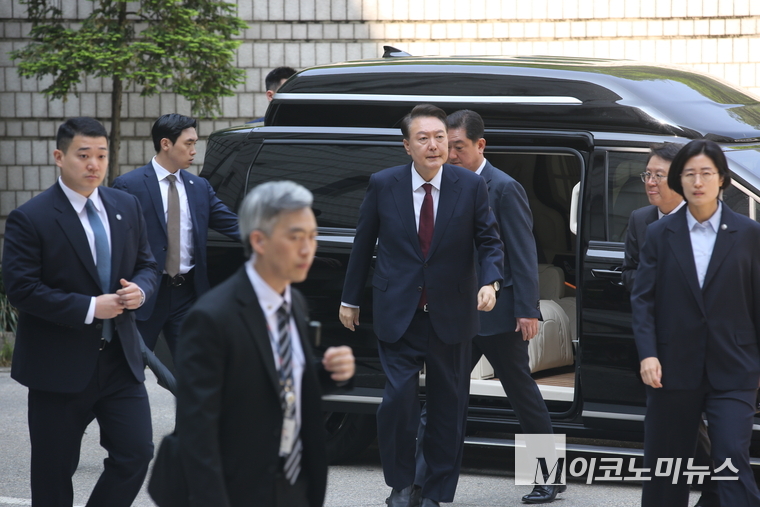 윤석열 전 대통령이 12일 내란 및 직권남용 혐의 사건 재판에 출석하기 위해 서울중앙지법 2층 서관 입구에 도착했다. 사진=최동환 기자