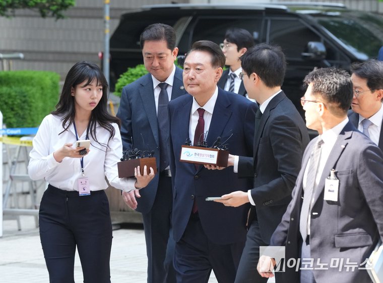 윤석열 전 대통령이 12일 내란 및 직권남용 혐의 사건 재판에 출석하기 위해 서울중앙지법 2층 서관 입구에 도착했다. 사진=최동환 기자