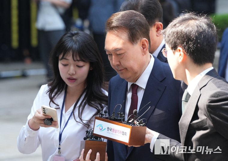 윤석열 전 대통령이 12일 내란 및 직권남용 혐의 사건 재판에 출석하기 위해 서울중앙지법 2층 서관 입구에 도착했다. 사진=최동환 기자