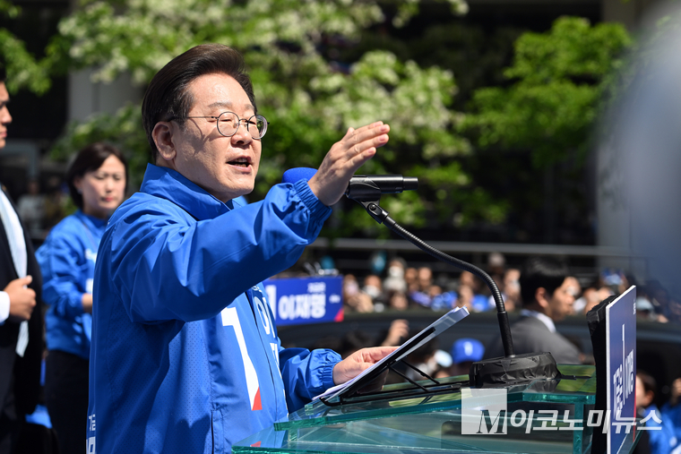 이재명 더불어민주당 대통령 후보가 제21대 대통령선거 공식 선거운동이 시작된 12일 오전 서울 종로구 청계광장에서 열린 중앙선거대책위원회 출정식에서 시민들에게 지지를 호소하고 있다. 사진=공동취재