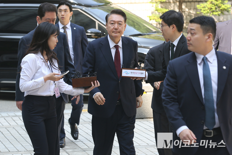 윤석열 전 대통령이 12일 내란 및 직권남용 혐의 사건 재판에 출석하기 위해 서울중앙지법 2층 서관 입구에 도착했다. 사진=최동환 기자
