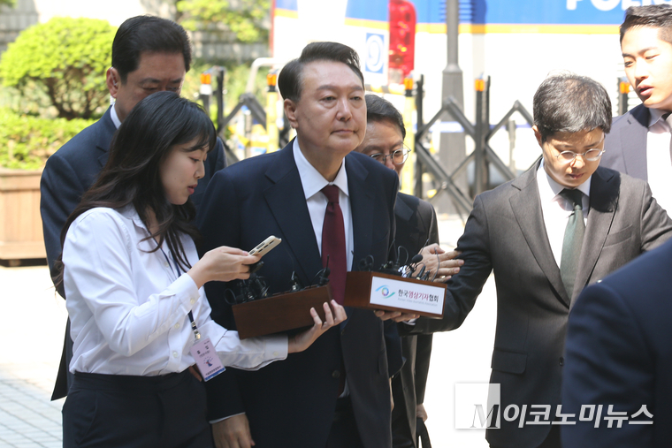 윤석열 전 대통령이 12일 내란 및 직권남용 혐의 사건 재판에 출석하기 위해 서울중앙지법 2층 서관 입구에 도착했다. 사진=최동환 기자