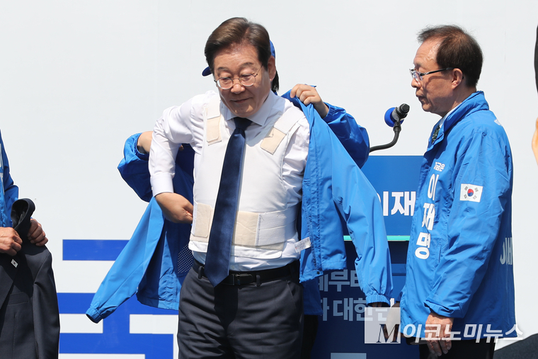 이재명 더불어민주당 대통령 후보가 제21대 대통령선거 공식 선거운동이 시작된 12일 오전 서울 종로구 청계광장에서 열린 중앙선거대책위원회 출정식에서 선거 유니폼으로 갈아입고 있다. 사진=최동환 기자