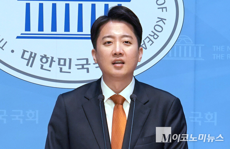 이준석 개혁신당 대통령 후보가 제21대 대통령 선거의 공식 선거운동 개시일인 12일 국회 소통관에서 기자회견하고 있다. 사진=개혁신당