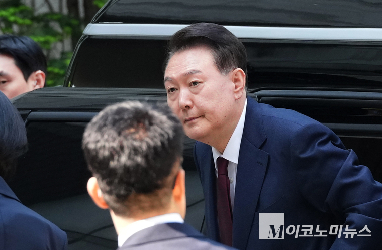 윤석열 전 대통령이 12일 내란 및 직권남용 혐의 사건 재판에 출석하기 위해 서울중앙지법 2층 서관 입구에 도착해 차량에서 하차하고 있다. 사진=최동환 기자