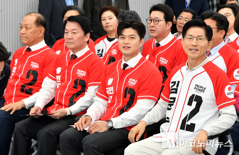 김문수 국민의힘 대선 후보(맨 오른쪽)가 12일 열린 선대위 출범식에서 김용태 위원장(오른쪽 두 번째)과 미소를 띠고 있다. 사진=최동환 기자