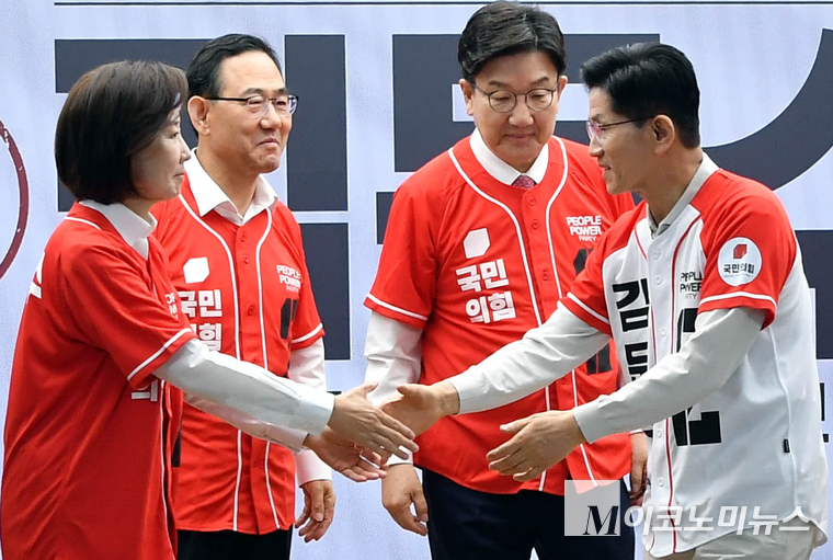 김문수 국민의힘 대선 후보(맨 오른쪽)가 12일 열린 선대위 출범식에서 주호영·나경원·권성동 의원 등을 공동선거대책위원장으로 임명하고 인사하고 있다. 사진=최동환 기자