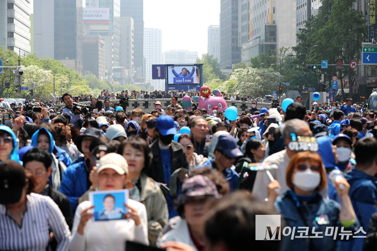 6·3 대통령선거 공식 선거운동 첫날인 12일 더불어민주당 지지자들과 시민들이 청계광장을 가득 메웠다. 사진=최동환 기자