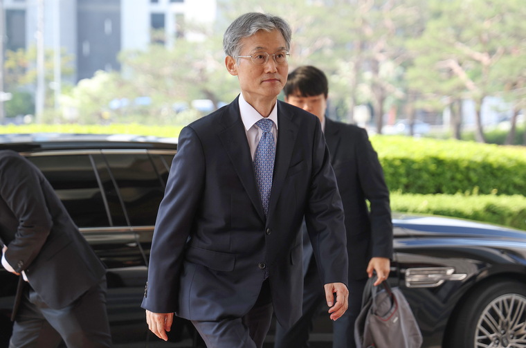 조희대 대법원장이 12일 서울 서초구 대법원으로 출근하고 있다. 사진=연합뉴스