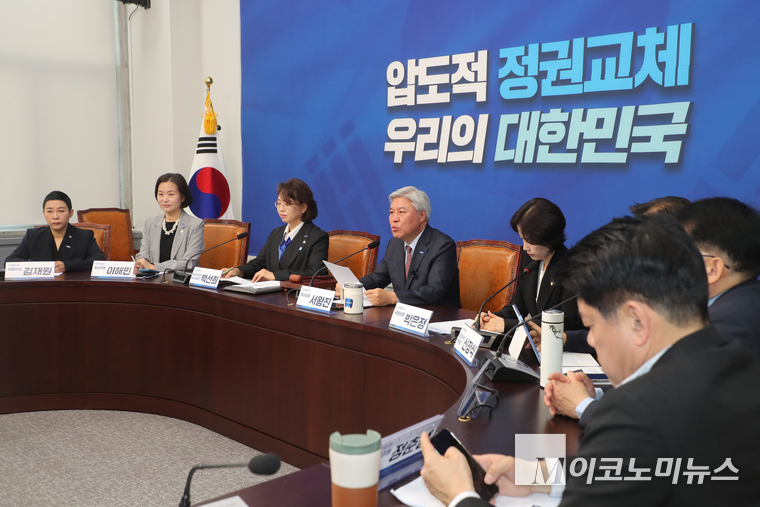 조국혁신당 제2기 원내대표단이 13일 국회 본청에서 첫 의원총회를 열고 있다. 사진=최동환 기자