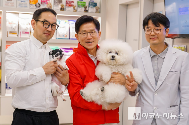 김문수 국민의힘 대선 후보가 13일 대구의 반려동물 전문 병원 '에피소드동물메디컬센터'를 방문해 병원에서 보호 중인 강아지를 안고 있다. 사진=국민의힘 선대위 미디어홍보단
