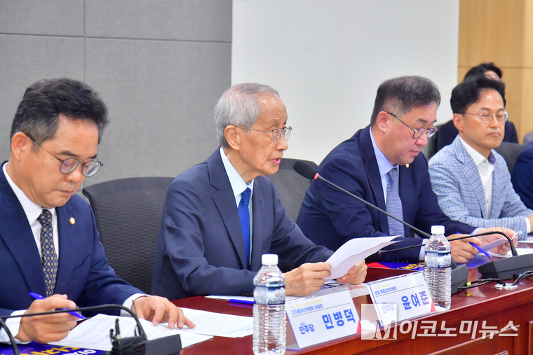 윤여준 더불어민주당 상임총괄선거대책위원장이 13일 국회에서 열린 선거대책위원회 디지털자산위원회 출범식에서 발언하고 있다. 사진=최동환 기자