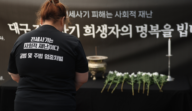 2일 대구 중구 동성로에 설치된 대구 전세사기 희생자 1주기 추모 분향소에서 전세사기·깡통전세 피해 대구 대책위원회, 전세사기 대구 피해자 모임 관계자들이 희생자를 추모하며 묵념하고 있다. 사진=연합뉴스