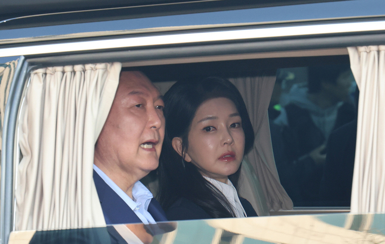 11일 서울 용산구 한남동 대통령 관저를 떠나는 김건희. 연합뉴스/공동취재단