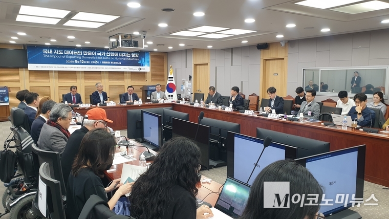 12일 국회의원회관에서 열린 ‘국내 지도데이터 반출이 국가산업에 미치는 영향’ 토론회 현장. 사진=권은주 기자