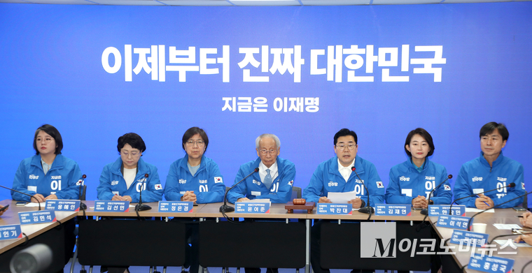 박찬대 더불어민주당 상임총괄선대위원장을 비롯한 야당 대표들이 14일 여의도 중앙당사에서 열린 중앙선거대책위원회의에서 더불어민주당 선거운동복을 입고 참석했다. 왼쪽부터 용혜인 기본소득당 대표, 김선민 조국혁신당 대표 권한대행, 정은경 총괄선대위원장, 윤여준 상임총괄선대위원장, 김재연 진보당 상임대표, 한창민 사회민주당 대표. 사진=최동환 기자
