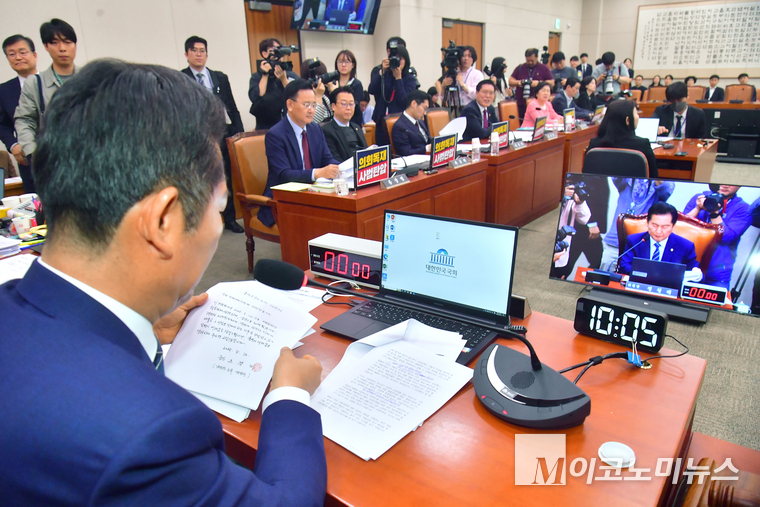 정청래 국회 법제사법위원회위원장이 14일 열린 법사위 전체회의에서 대법관들의 불출석 사유서를 공개하고 있다. 사진=최동환 기자