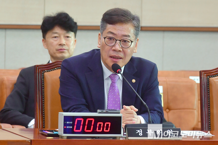 김용빈 중앙선거관리위원회 사무총장이 14일 국회 본청에서 열린 법제사법위원회 전체회의에 출석해 질의에 답하고 있다. 사진=최동환 기자