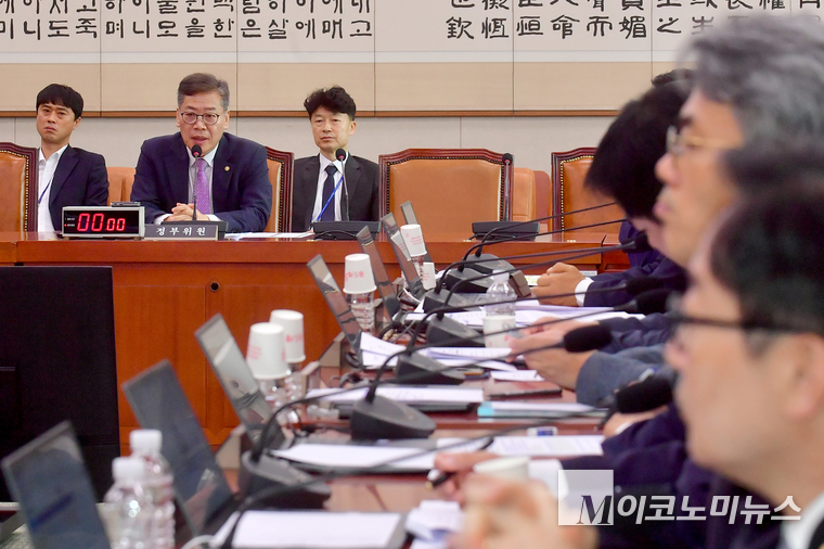 김용빈 중앙선거관리위원회 사무총장이 14일 국회 본청에서 열린 법제사법위원회 전체회의에 출석해 질의에 답하고 있다. 사진=최동환 기자