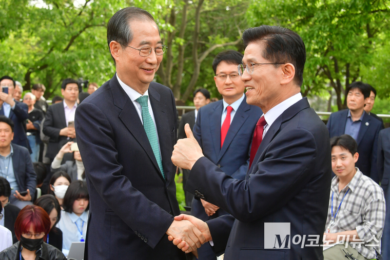 김문수 국민의힘 대선 후보와 한덕수 전 국무총리가 지난 8일 오후 여의도 국회 사랑재 커피숍에서 단일화 관련 1:1 공개 회동에서 인사하고 있다. 사진=최동환 기자
