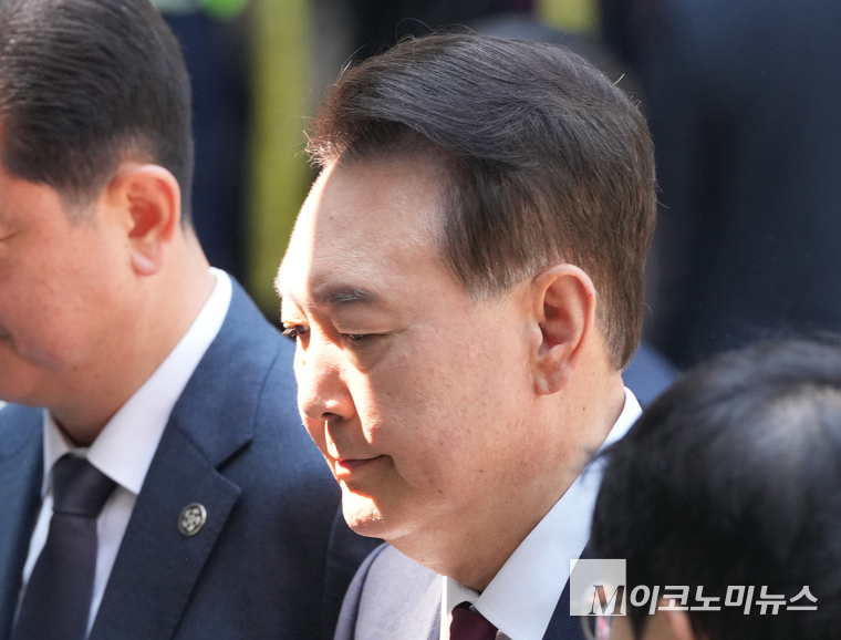 윤석열 전 대통령이 12일 내란 및 직권남용 혐의 사건 재판에 출석하기 위해 서울중앙지법 2층 서관 입구에 도착했다. 사진=최동환 기자