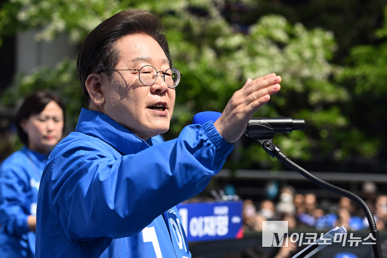 이재명 더불어민주당 대통령 후보가 제21대 대통령선거 공식 선거운동이 시작된 지난 12일 오전 서울 종로구 청계광장에서 열린 중앙선거대책위원회 출정식에서 시민들에게 지지를 호소하고 있다. 사진=공동취재