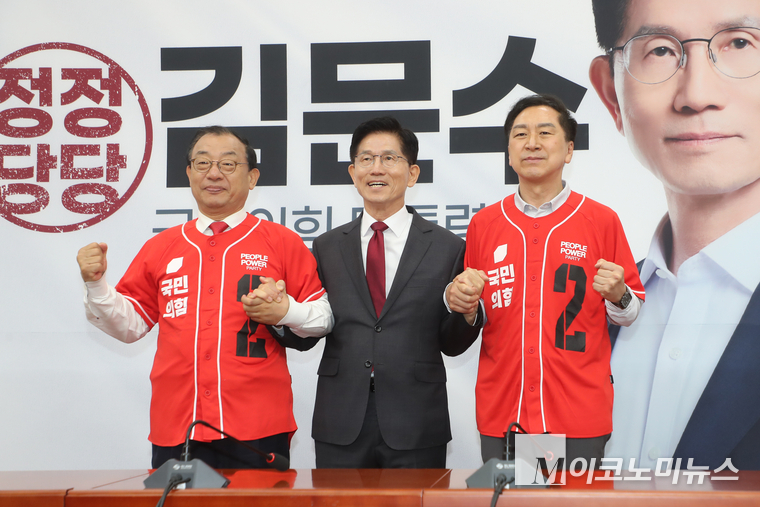 김문수 국민의힘 대선 후보가 15일 서울 여의도 국회에서 열린 중앙선대위 회의 및 중앙선대위 임명장 수여식에서 김기현 공동선대위원장과 이정현 공동선대위원장에게 임명장을 수여한 뒤 기념촬영을 하고 있다. 사진=최동환 기자