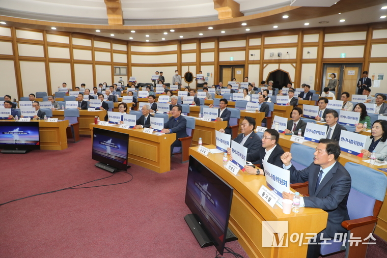 15일 국회의원회관에서 열린 ‘편사니즘위원회’ 출범 및 정책전달식에서 참석자들이 피켓을 들고 구호를 외치고 있다. 사진=최동환 기자