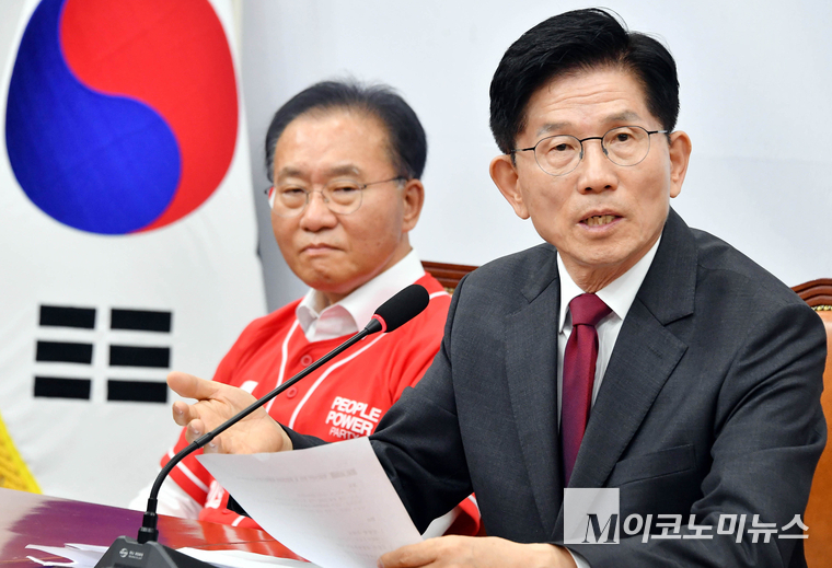 김문수 국민의힘 대통령 후보가 15일 국회 본청에서 긴급 기자회견을 열고 발언하고 있다. 사진=최동환 기자
