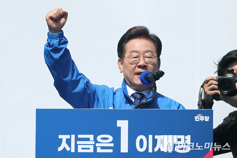 이재명 더불어민주당 대통령 후보가 제21대 대통령선거 공식 선거운동이 시작된 지난 12일 오전 서울 종로구 청계광장에서 열린 중앙선거대책위원회 출정식에서 시민들에게 지지를 호소하고 있다. 사진=최동환 기자